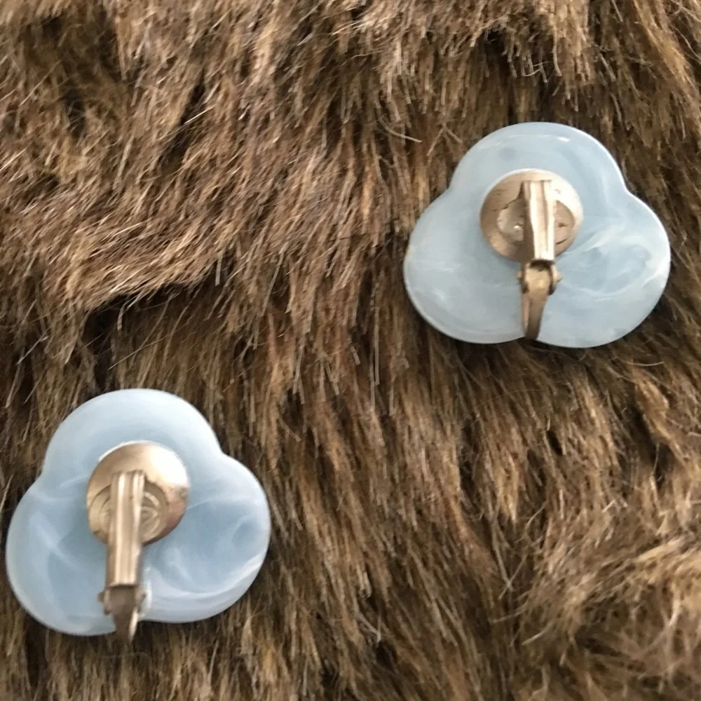 Vintage 70s light blue plastic swirl clip earrings